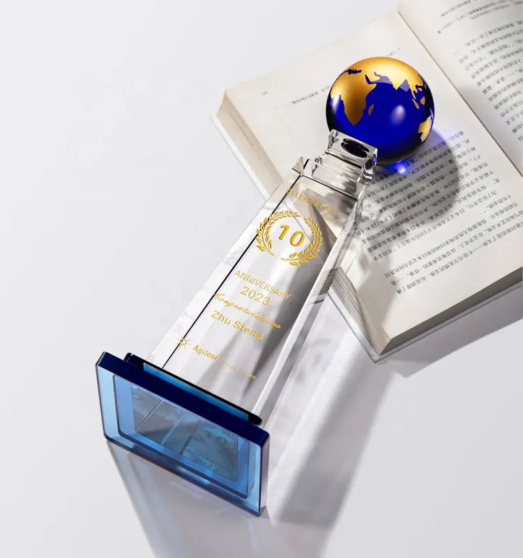 Logotipos personalizados decorados Trofeo de cristal de tierra azul con base de cristal artesanal Trofeo de Campeonato Mundial en blanco transparente con globo