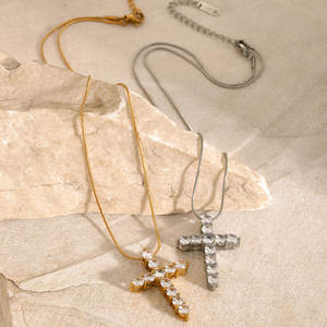 สร้อยคอแฟชั่นจี้รูปกางเขนชุบทองคำขาวประดับเพชรซิร์คอนสแตนเลสแบบขายส่งสำหรับผู้ชายและผู้หญิง - Product Image 3