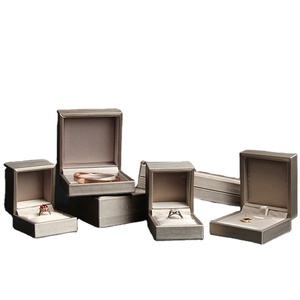 Boîte de présentation de bijoux en bois et cuir avec logo personnalisé, emballage de luxe, organisateur pour bracelet, collier, bague, boucles d'oreilles - Product Image 2