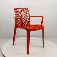 Meilleur prix Chaises de salle à manger en plastique PP respirant Empilables Solides Portables Trous pour la maison Bureau Gymnase Utilisation Fournisseur pour restaurant