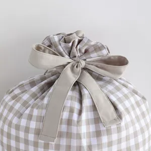 Bolsa de Regalo Gigante de Navidad de 90*70CM con Diseño de Papá Noel Sublimado, Bolsa de Regalo con Cordón y Estampado de Cuadros Buffalo Bordados para Decoración de Fiestas - Product Image 6