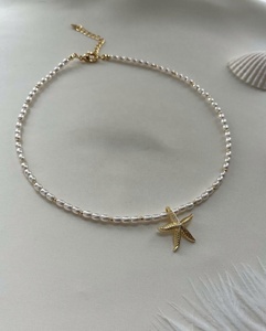 Collier ras du cou unisexe fait main en perles d'eau douce et étoiles de mer dorées, style océan, avec cristaux de guérison et motifs géométriques - Product Image 4