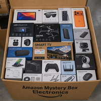 Grande palette de produits électroniques mystérieux non réclamés, retours clients, smartphones, tablettes, écouteurs, batteries externes pour la revente sur TikTok Shop