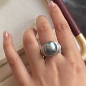 งานฝีมือระดับยุโรป แหวนเงินแท้เทียบเท่าทองคำ K ประดับมุกแท้จากตาฮิติ ขนาด 13-14 มม. ไร้ตำหนิ สง่างามอย่างยิ่ง - Product Image 1