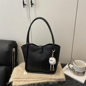 กระเป๋าถือทรงถัง PU สำหรับผู้หญิง ดีไซน์ทันสมัย หรูหรา สไตล์เรโทร เหมาะสำหรับฤดูหนาว สะพายไหล่หรือถือก็ได้ บุด้วยโพลีเอสเตอร์ - Product Image 2