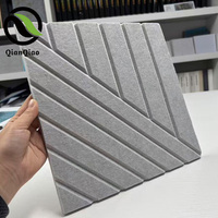 Système mural acoustique en PET à rainures en V QQ Commercial, personnalisable, dalles absorbantes du son carrées de 30 cm pour la conception d'intérieur professionnelle