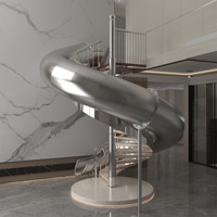 Escalier de luxe coulissant en fer forgé, design d'escalier pour la maison jusqu'au 2ème étage, escalier rond, escalier intérieur, escalier en WPC