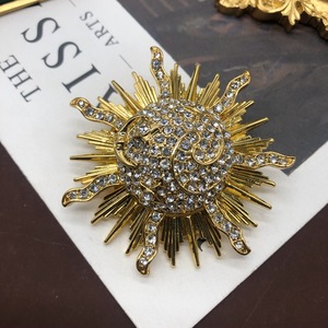 ZX Europa América Estrella Luna Set <span class=keywords><strong>de</strong></span> Pendientes y Broche Chapado en Oro <span class=keywords><strong>de</strong></span> Alta Calidad con Diamantes Estilo Medieval Occidental Joyería Única <span class=keywords><strong>de</strong></span> Calidad - Product Image 1