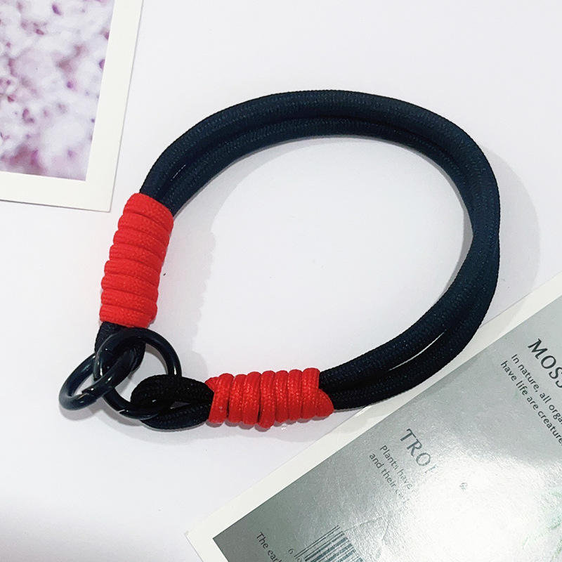 สายสีดำกับปมสีแดง