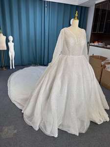 Nuevo Vestido de Novia Lujoso y Moderno con Encaje, Escote en V, Manga Larga, Cola Larga y Lentejuelas con Cuentas - Product Image 4