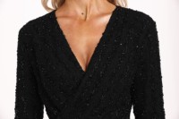 Robe fourreau élégante noire à sequins, manches longues, col en V, coupe ajustée, ourlet asymétrique, 100 % polyester