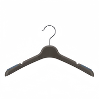 Cintre robuste pour costumes avec inserts antidérapants en caoutchouc, crochet métallique à embout sphérique, corps large et profilé pour manteaux, vestes et vêtements d'extérieur