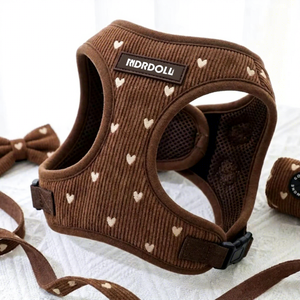 Arnés de pana marrón para perro con estampado de corazones, chaleco transpirable para mascotas, correa ajustable para el pecho - Product Image 1