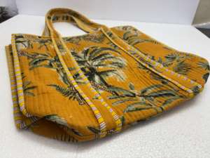 Sacs fourre-tout en toile matelassée Kantha avec imprimé jungle et doublure rayée, fermeture éclair, durables pour les courses écologiques, les voyages et l'usage quotidien - Product Image 3