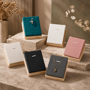 Support de présentation élégant en bois pour colliers, avec surface en cuir PU ou velours, pour la présentation de pendentifs et la vente en boutique de bijoux. - Product Image 1
