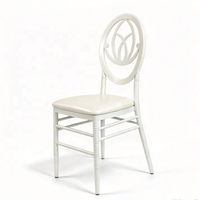 Chaises d'événement empilables avec revêtement en cuir blanc et structure en fer pour mariage