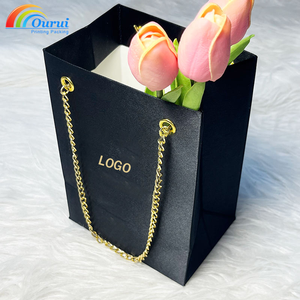 Bolsa Rectangular Negra para Joyería con Asa de Cadena Dorada y Elegante Diseño de Logotipo Impreso - Product Image 3