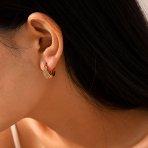 Venta caliente 18K oro Acero inoxidable <span class=keywords><strong>Punky</strong></span> Rhinestone blanco diamante grueso hipoalergénico Huggie pendientes de aro para niñas - Product Image 2