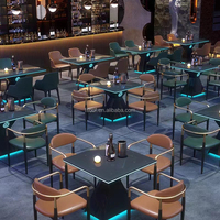 Combinaison table basse et chaise de bar à led Cabine de couleur claire occidentale Siège de canapé Café-restaurant Table et chaise lumineuses à led