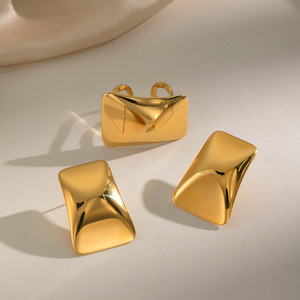 Juego <span class=keywords><strong>de</strong></span> Aretes y Anillo Geométricos <span class=keywords><strong>de</strong></span> Acero Inoxidable con Baño <span class=keywords><strong>de</strong></span> Oro <span class=keywords><strong>de</strong></span> 18K, Diseño Triangular y Cuadrado para Mujer, Minimalista y Versátil - Product Image 1