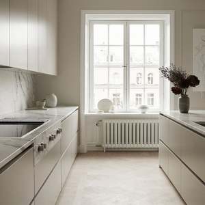 Cuisine moderne avec îlot central et table en marbre - Product Image 3