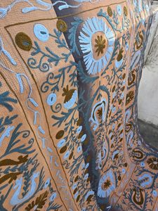 Couverture Kantha Suzani en coton faite à la main, brodée, textile ouzbek, décoration murale, décoration bohème pour la maison - Product Image 4