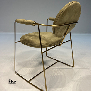 Fauteuil de salle à manger moderne rembourré rouge avec dossier rond et base en métal doré pour café, restaurant, hôtel - Product Image 5