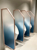 Panneaux de cloisonnement pour urinoirs masculins, écrans modernes minimalistes en verre, personnalisables pour les zones de service hôtelières, les toilettes publiques