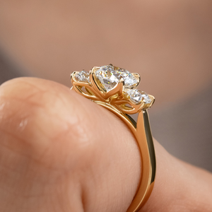 Anillo <span class=keywords><strong>de</strong></span> Compromiso con Tres Diamantes Cultivados en Laboratorio, Corte Asscher <span class=keywords><strong>de</strong></span> 3CT, <span class=keywords><strong>Piedra</strong></span> Lateral Redonda, Oro Sólido <span class=keywords><strong>de</strong></span> 10K, 14K, 18K, Certificado IGI CVD/HPHT - Product Image 2