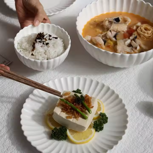 Vente en gros de vaisselle en porcelaine de luxe vintage Ensemble d'assiettes rondes en céramique à motif floral pour la maison et le mariage - Product Image 3