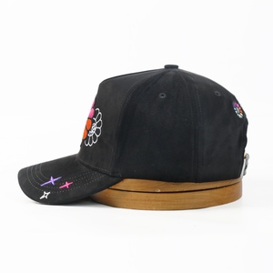 Gorras Personalizadas Sombrero INNEDIT de 5 Paneles en Gamuza Dobby, Gorra de Béisbol con Bordado de Flores y Estrellas - Product Image 3