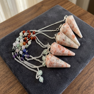 Pendules en pierre de lune sculptée à la main, 7 chakras, pour la guérison par le Reiki et la méditation (vente en gros) - Product Image 1