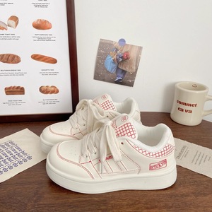 Zapatillas blancas de alta calidad para mujer, estilo deportivo y casual versátil. - Product Image 4