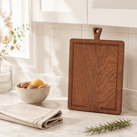 Houten broodplank van dik, natuurlijk hardhout met sapgoot, handvatgat, ecologisch, antibacterieel, voor het serveren van ontbijt.