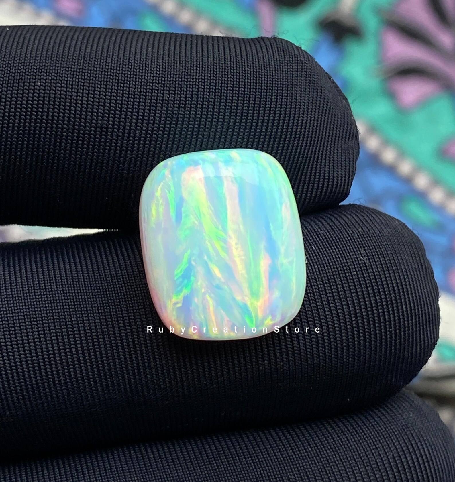 ไฟหลากสีบนพื้นสีขาว