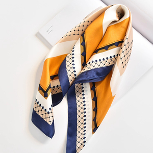 <span class=keywords><strong>Foulard</strong></span> carré 55 cm en <span class=keywords><strong>soie</strong></span> de mûrier <span class=keywords><strong>100</strong></span> %, imprimé floral, technique numérique, accessoire de luxe en <span class=keywords><strong>soie</strong></span> pour <span class=keywords><strong>femme</strong></span>, idéal pour mariage et fête - Product Image 3