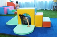 Les enfants forment des blocs de construction adaptés aux tout-petits apprennent à marcher ramper toboggan