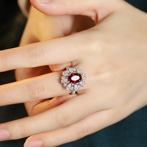 <span class=keywords><strong>Anello</strong></span> di Fidanzamento con <span class=keywords><strong>Rubino</strong></span> Rosso Vivace Taglio Ovale con Halo in Argento Sterling 925 Diamanti VVS <span class=keywords><strong>Anello</strong></span> Nuziale Gioielli Raffinati per Donne - Product Image 2