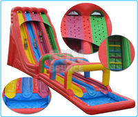 Tobogán multicolor para niños en el parque infantil