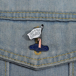 I Run a Tight Shipwreck esmalte Pin creativo Metal broche solapa insignia joyería mochila accesorios al por mayor - Product Image 1