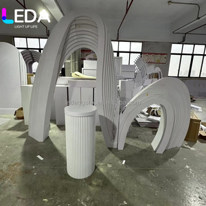 แผงตกแต่งฉากหลังงานแต่งงานทรงโค้งอะคริลิคสีขาวแบบปรับแต่งได้ของ LEDA ทำจาก PVC สำหรับงานเลี้ยงฉลองสมรส - Product Image 2