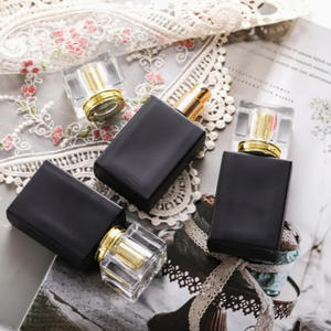 Botella de perfume de 30 ml, subenvasada en frasco de vidrio negro mate con tapón de rosca. - Product Image 2