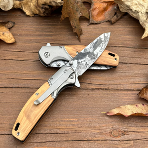 Coltello da Caccia Pieghevole Bochen con Manico in Legno d'Ulivo e Motivo Aquila Inciso al Laser, Coltello da Campeggio Personalizzato - Product Image 4