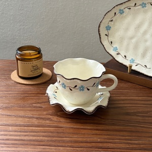 Service de table en céramique bleu floral peint à la main, style campagne française vintage, assiettes en porcelaine faite à la main avec glaçure mouchetée - Product Image 5