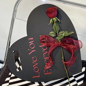 Vente en gros Boîte cadeau romantique avec cœur et fleur Boîtes rigides recyclables Conception de faveurs de style populaire Cérémonies Laminage mat Gaufrage - Product Image 2