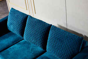 طقم أريكة عصري من القماش المخملي بتصميم فاخر معاصر مع لمسات ذهبية من الفولاذ المقاوم للصدأ للاستخدام في الشقق والفنادق - Product Image 4