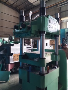 Presse hydraulique automatique 250T pour la fabrication de vaisselle <span class=keywords><strong>en</strong></span> mélamine bicolore, assiettes, bols, tuiles de mahjong et dominos - Product Image 3