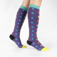 Chaussettes de compression personnalisées en nylon GRS OEM, régénérées, colorées à pois, hauteur genou, anti-fatigue, respirantes, pour la course et le cyclisme