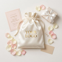 Pochette en satin de soie premium SHINY en gros, sac d'emballage pour bijoux avec logo métallique personnalisé pour cadeaux de mariage et de demoiselles d'honneur DDP