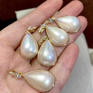 Colgante de Perla Mabei de la Isla Amami G18k, 15x24mm, Oro Grueso con Incrustaciones, Joyería Fina - Product Image 2